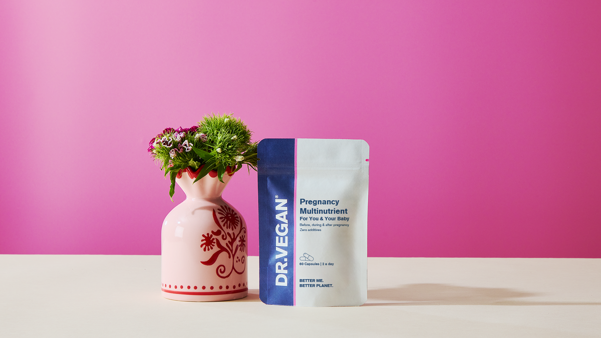 Pregnancy Multinutrient pouch with a flower vase on a pink background